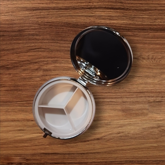 🌟NEW🌟 Hummingbird Pill Case - Picture 2 of 2